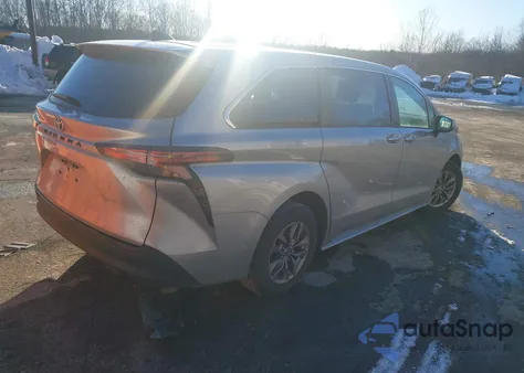 2021 Toyota Sienna Le z USA, uszkodzony, nr VIN 5TDKSKFC9MS036739